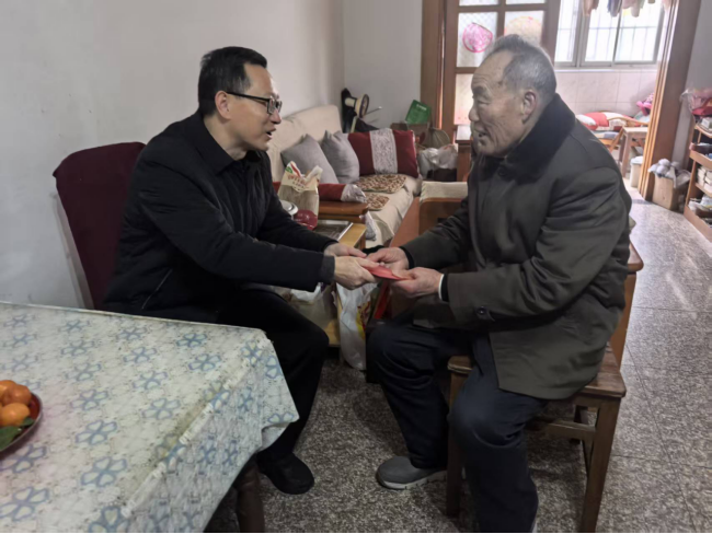 岁寒情深暖桑榆 新春慰问显关怀——市生态环境局开展春节前
走访慰问退休老干部活动
